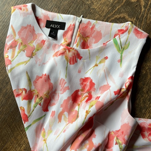 Floral Dress - Knee Length - Form Fitting - Picture 5 of 5